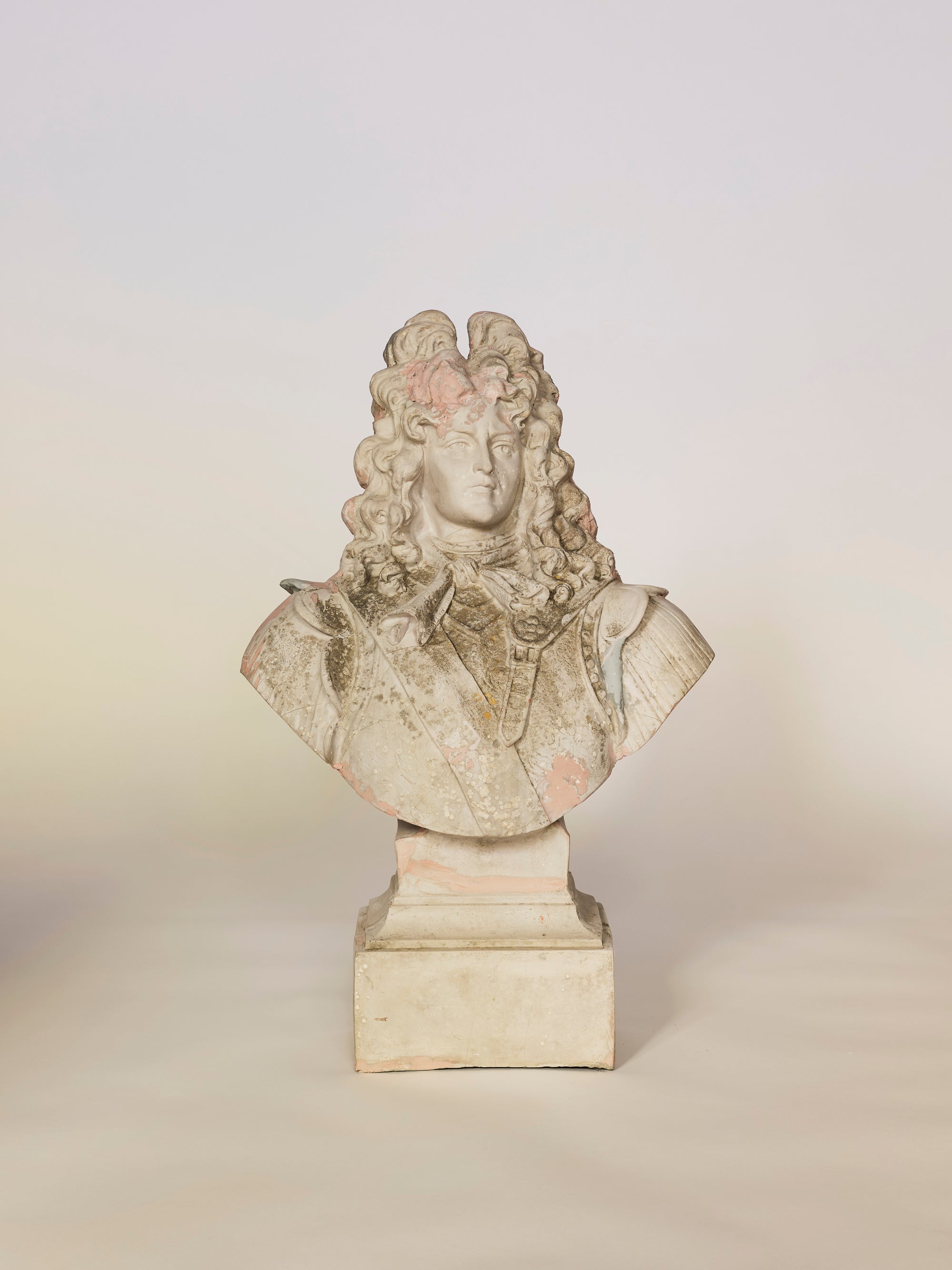 Bust of a person with powdered wig on a white background